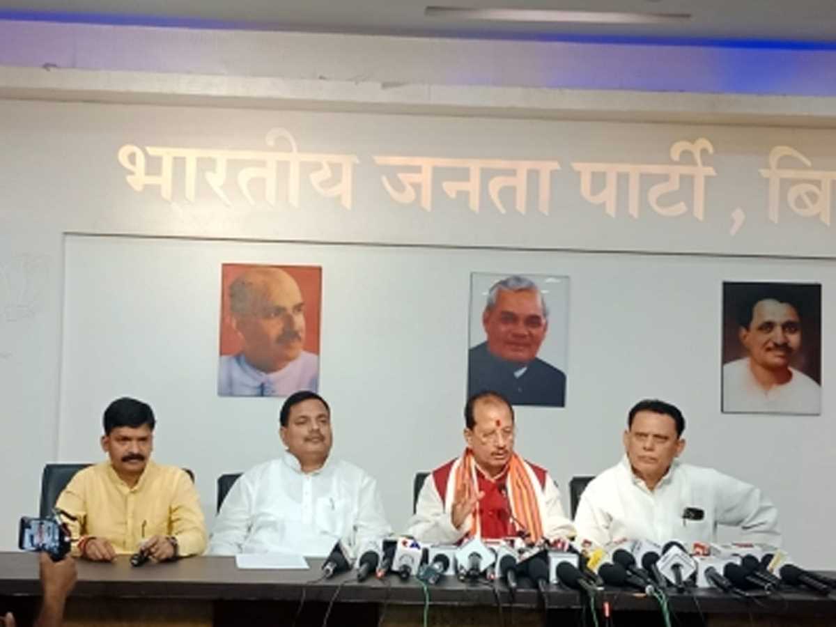 बिहार विधानसभा में सुरक्षा प्रहरी नियुक्ति घोटाले की तैयारी : विजय सिन्हा बिहार विधानसभा में सुरक्षा प्रहरी नियुक्ति घोटाले की तैयारी : विजय सिन्हा